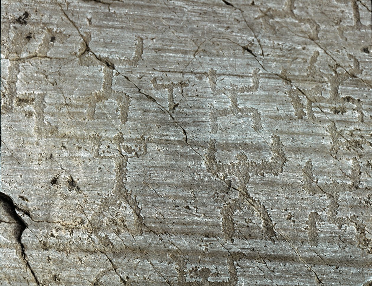 Pré-história, civilização Camunni, arte rupestre: uma grave rocha de representações estilizadas de personagens conhecidas como "os orantes" com os braços esticados em direção ao céu. Período entre o Neolítico e a Idade do Bronze. Roche n. 50. Naquane (Bres de Prehistoric Prehistoric