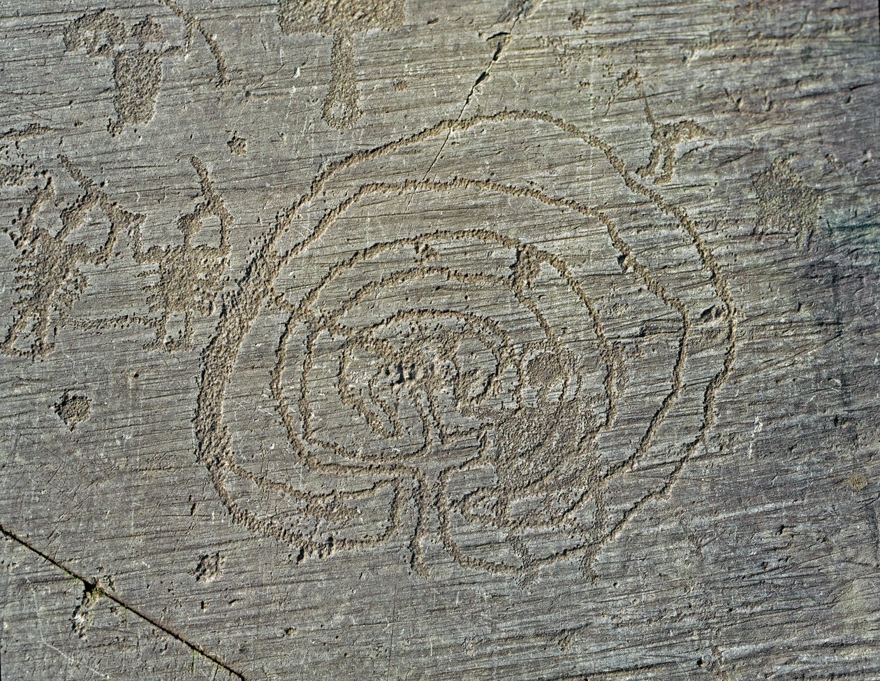 Pré-história, civilização Camunni, arte rupestre: uma grave rocha da representação de guerreiros armas de escudos e espadas, e um labirinto. Período entre o Neolítico e a Idade do Bronze. Roche. 35 Capo di Ponte, Parco nazionale delle incisioni rupestri di de Prehistoric Prehistoric
