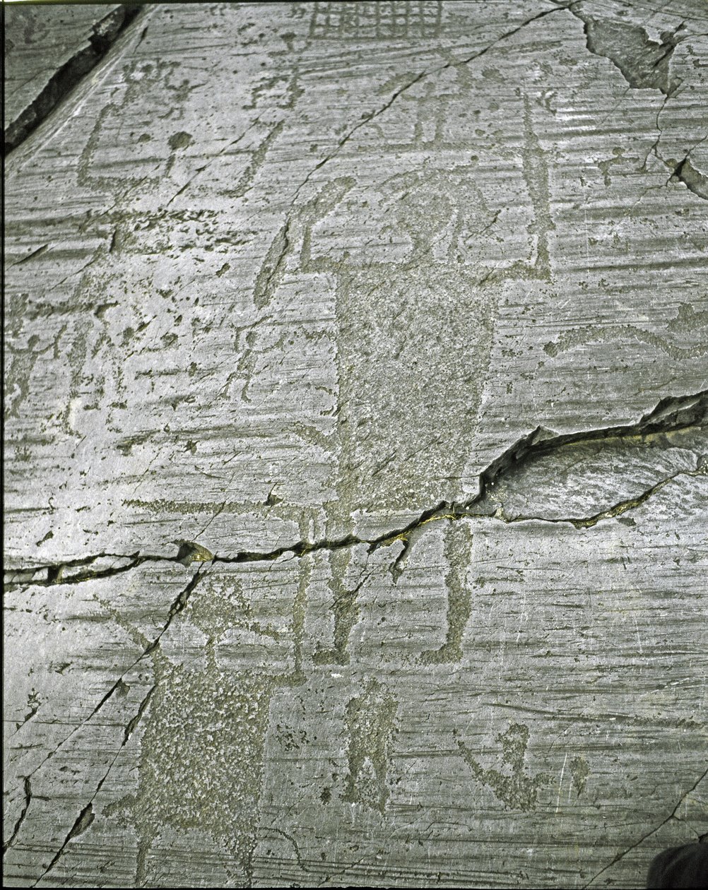 Pré-história, civilização Camunni, arte rupestre: grave rocha de representações estilizadas de guerreiros, detalhe retratando o Grande Guerreiro (H. 80 cm) armado com uma espada e um escudo. Período entre o Neolítico e a Idade do Bronze. Roche n. 50. Naqua de Prehistoric Prehistoric