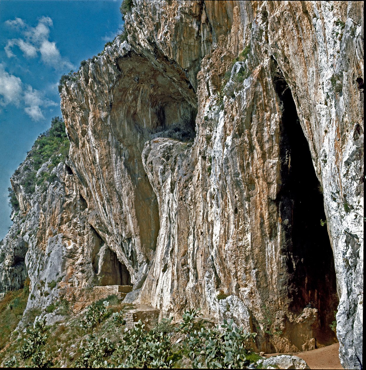 Pré-história: As grutas dos Balzi Rossi na aldeia de Grimaldi, no município de Ventimiglia (Ventimiglia), Itália, habitada pelo homem no Paleolítico de Prehistoric Prehistoric