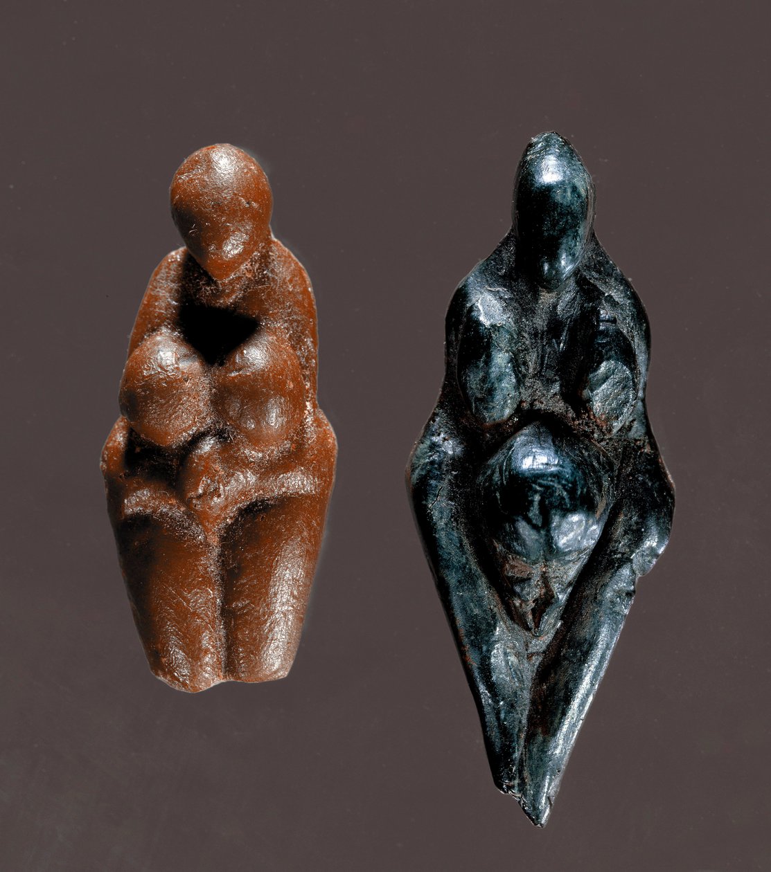 Pré-história: "Vénus de Grimaldi" Figuras de meras deusas amarelas e verdes esteatistas datadas do Paleolítico Superior. Dim. 6 cm Saint Germain en Laye, Museu de Antiguidades de Prehistoric Prehistoric