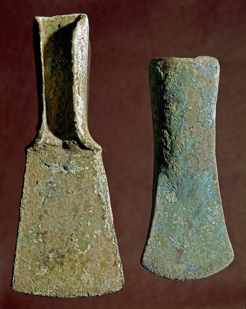 Pré-história: machado e ponta de lança em pedra. Civilização dos Apeninos (ou Idade do Bronze Italiano). 1400-1300 AC. Perugia, Museo Archeologico Nazionale dell