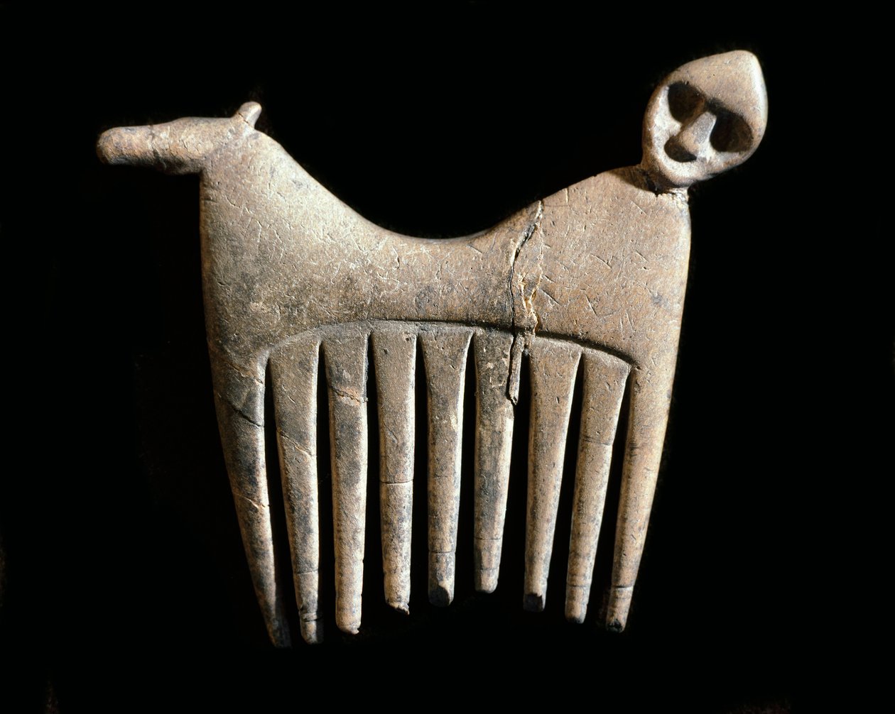 Pré-história: pente fino com cabeça de homem e cavalo da ilha de Gotland. Idade da Pedra. Museu Sueco de Antiguidades Nacionais, Estocolmo Suécia de Prehistoric Prehistoric