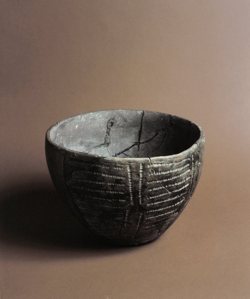 Pré-história: vaso de cerâmica gravado com decorações neolíticas da Caverna Delle Arene em Candide (Ligúria). Pegli, Museo Villa Pallavicini de Prehistoric Prehistoric