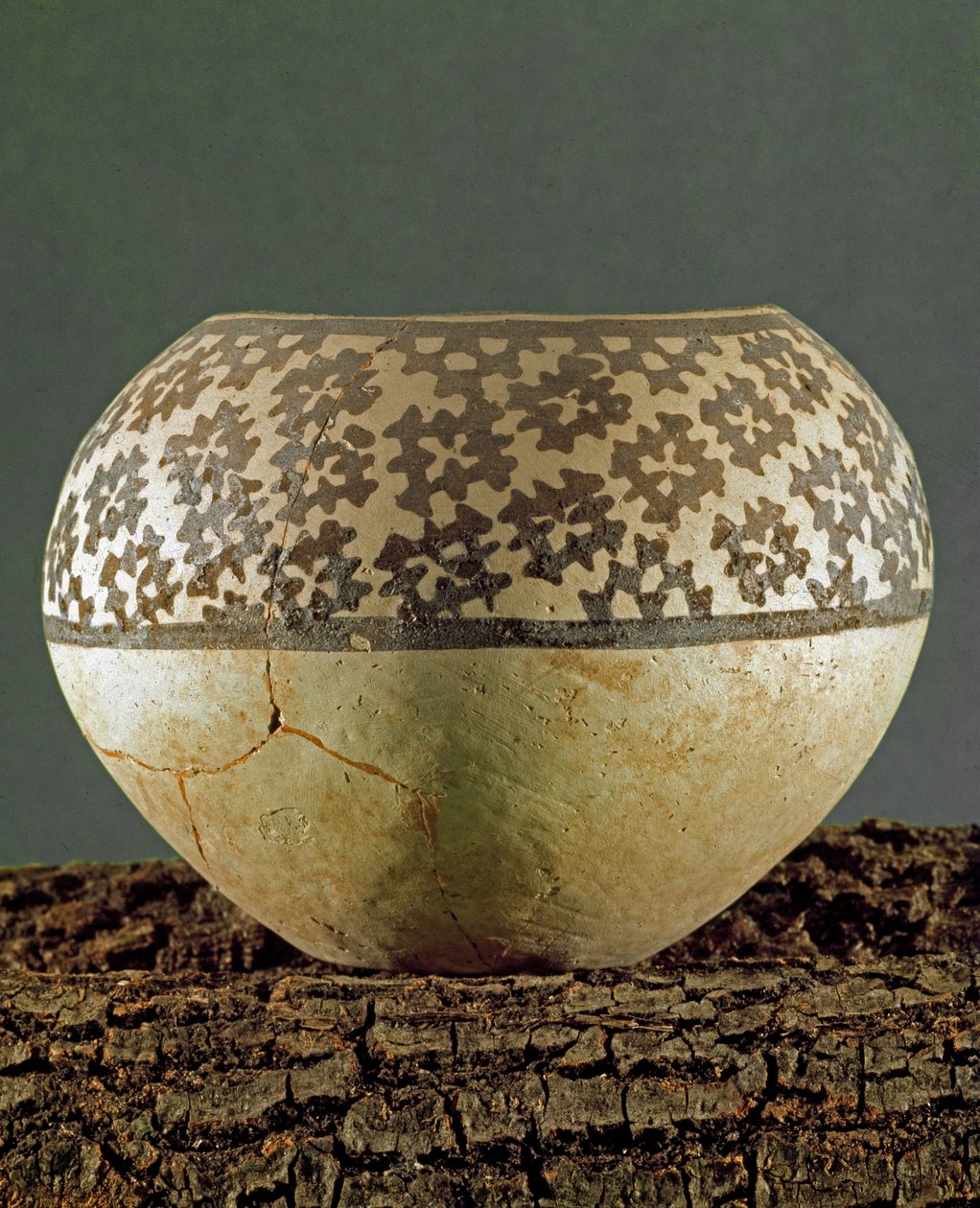 Pré-história: vaso de barro com decorações geométricas do tipo Anau do sítio de Gheoksjur (Turquemenistão do Sul). 4000-3500 BC Eneolítico, Idade do Cobre. São Petersburgo, Museu Hermitage, Rússia. de Prehistoric Prehistoric
