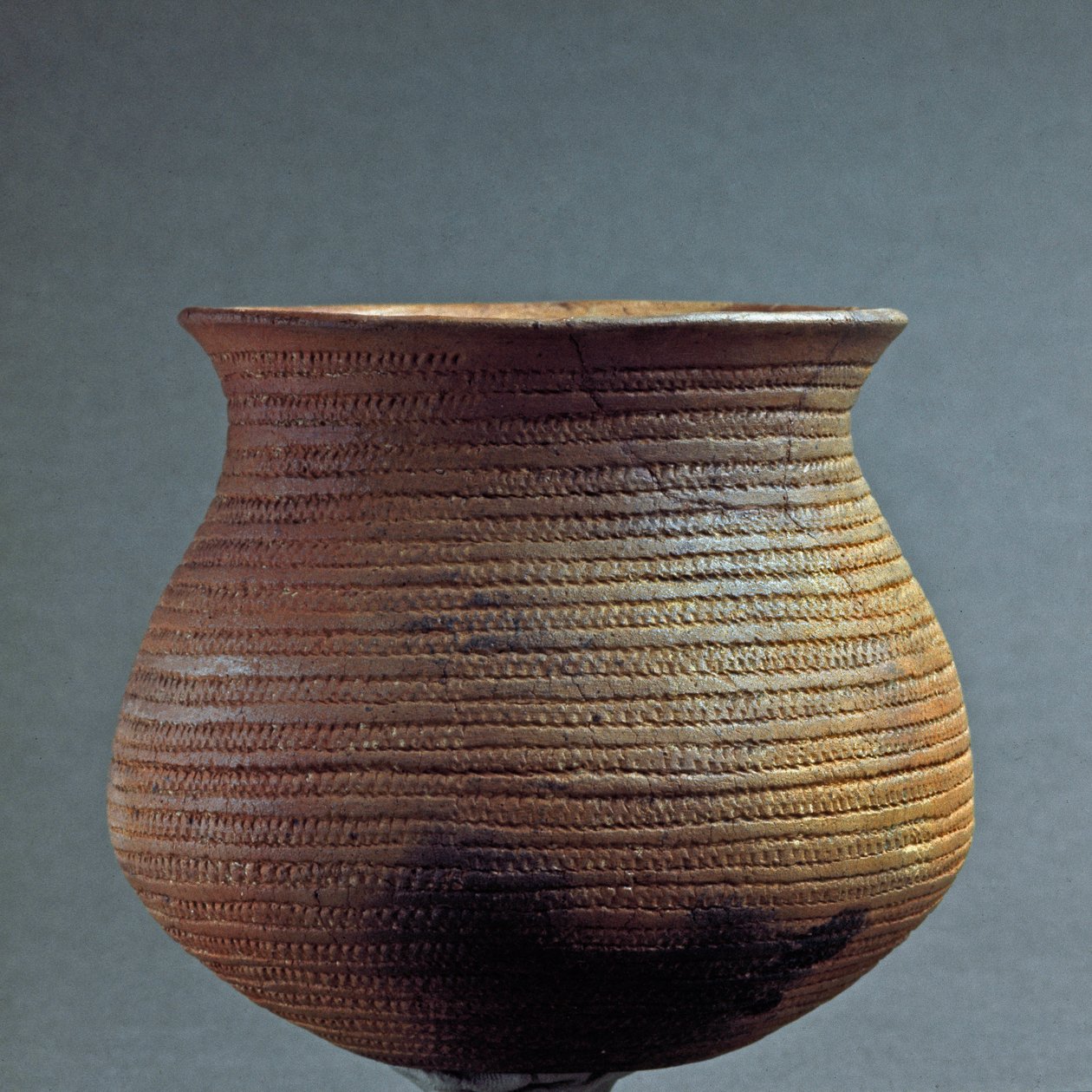 Pré-história, cultura de Remedello: vaso em forma de sino da gruta Santa Cristina, Fiesse perto de Brescia. Idade do Cobre. Eneolítico. 2200 AC. Roma, Museo Nazionale Preistorico Etnografico Luigi Pigorini de Prehistoric Prehistoric