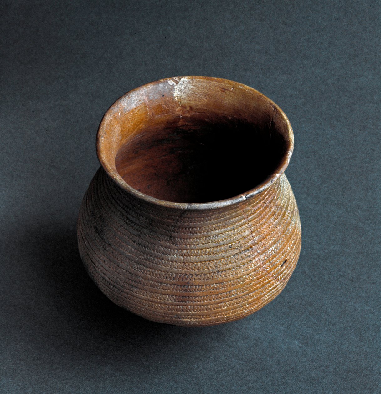 Pré-história, cultura de Remedello: vaso em forma de sino da gruta Santa Cristina, Fiesse perto de Brescia. Idade do Cobre. Eneolítico. 2200 AC. Roma, Museo Nazionale Preistorico Etnografico Luigi Pigorini de Prehistoric Prehistoric