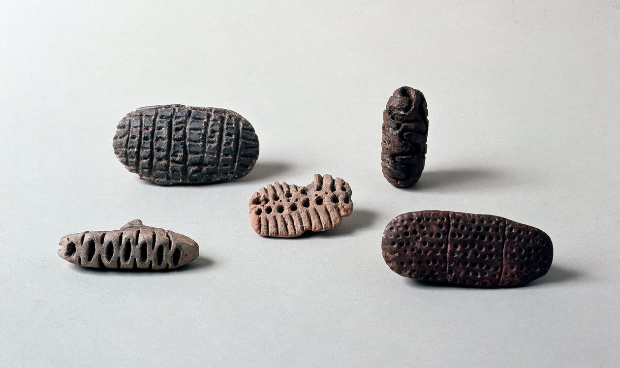 Pré-história: diferentes pintaderas (selos) de terracota neolítica da Caverna Delle Arene a Candide (Ligúria). Pegli, Museo Villa Pallavicini de Prehistoric Prehistoric