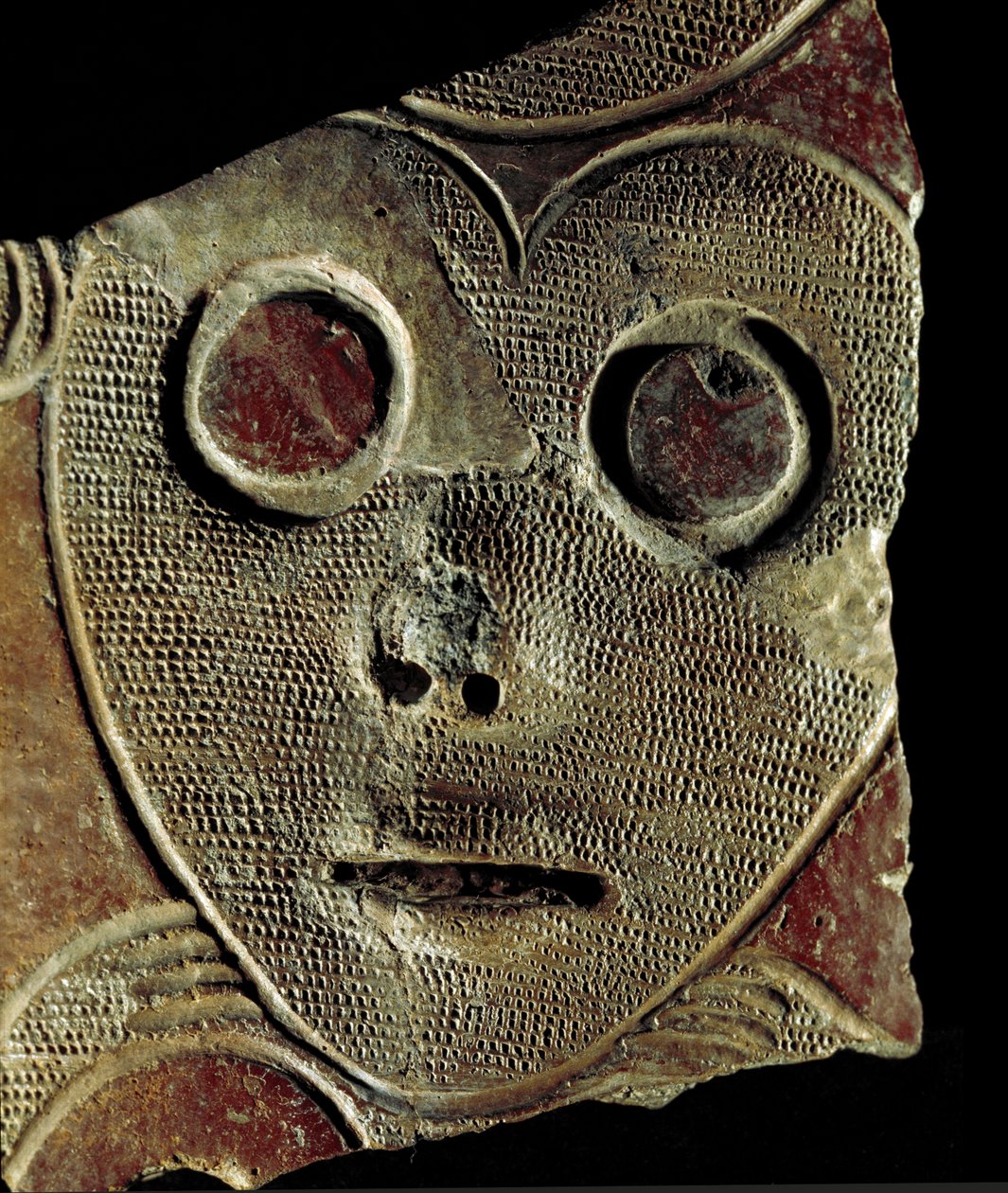 Pré-história: fragmento de vaso de barro decora uma máscara de um local perto de Vosnesenovka (Rússia). 3000 AC, Idade Neolítica. Museu de Arqueologia e Etnografia do Ramo Siberiano da Academia de Ciências da Rússia, Novosibirsk, Rússia de Prehistoric Prehistoric