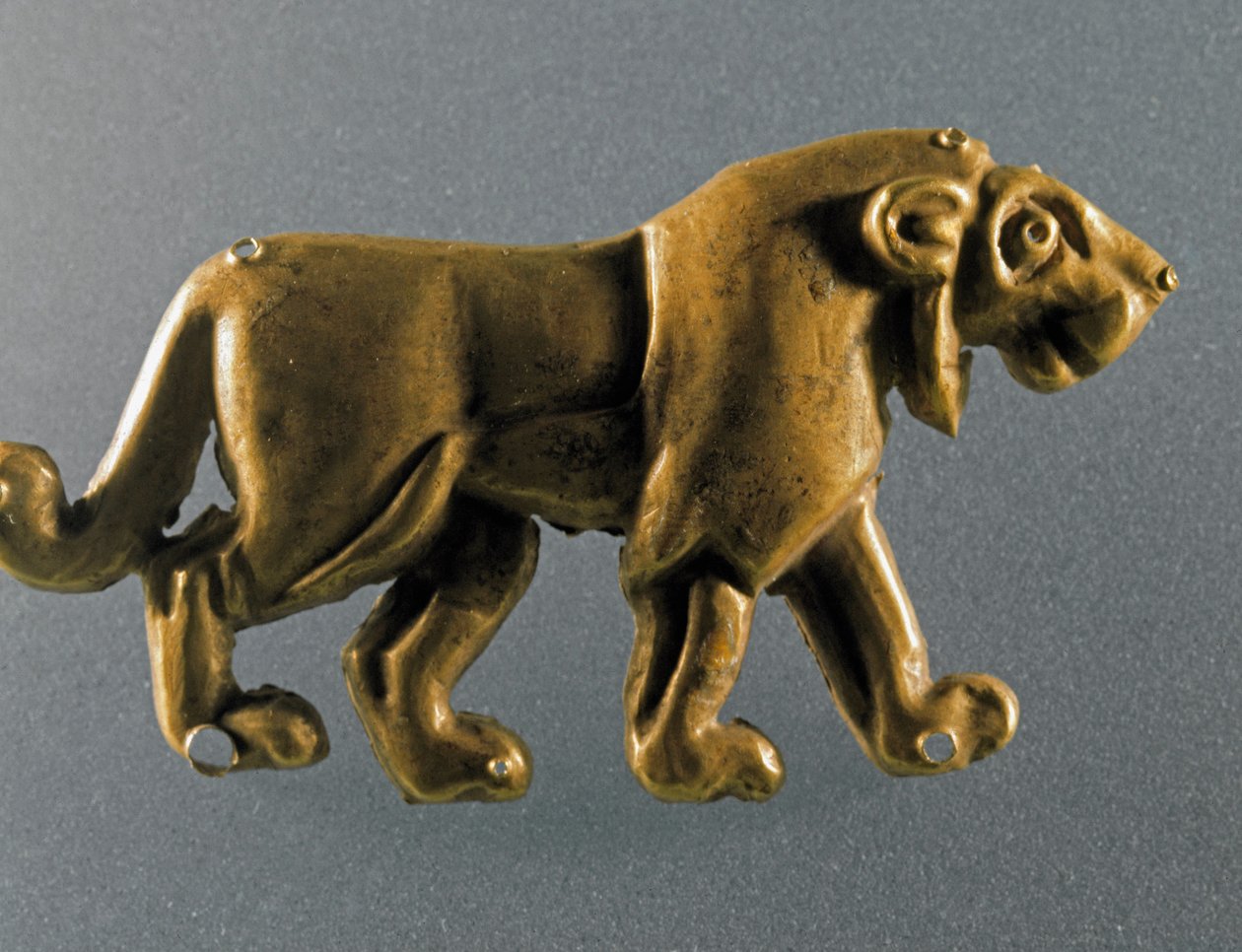 Pré-história: Estatueta de leão em folhas de ouro do túmulo um tumulo (kurgan) de Maikop (Cáucaso). 3000-2500 AC Eneolítico, Idade do Cobre. São Petersburgo, Museu Hermitage, Rússia. de Prehistoric Prehistoric