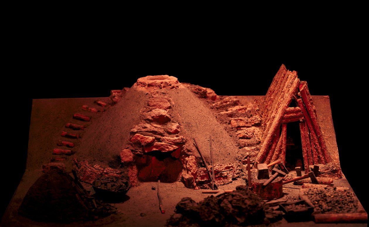 Pré-história: reconstituição de uma forja da Idade do Ferro. Saint Germain en Laye, Museu de Antiguidades de Prehistoric Prehistoric