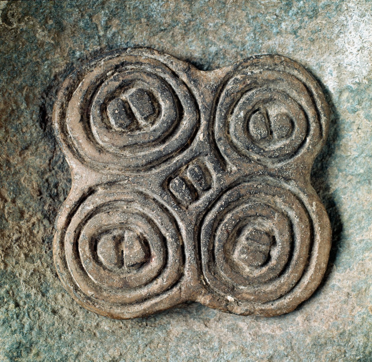 Pré-história: selo ou selo (pintadera) decorado de uma espiral do Necropole de Arene Candide (Finale Liguria), Liguria. Neolítico Médio, Idade da Pedra. Genes, museo di archeologia ligure de Prehistoric Prehistoric