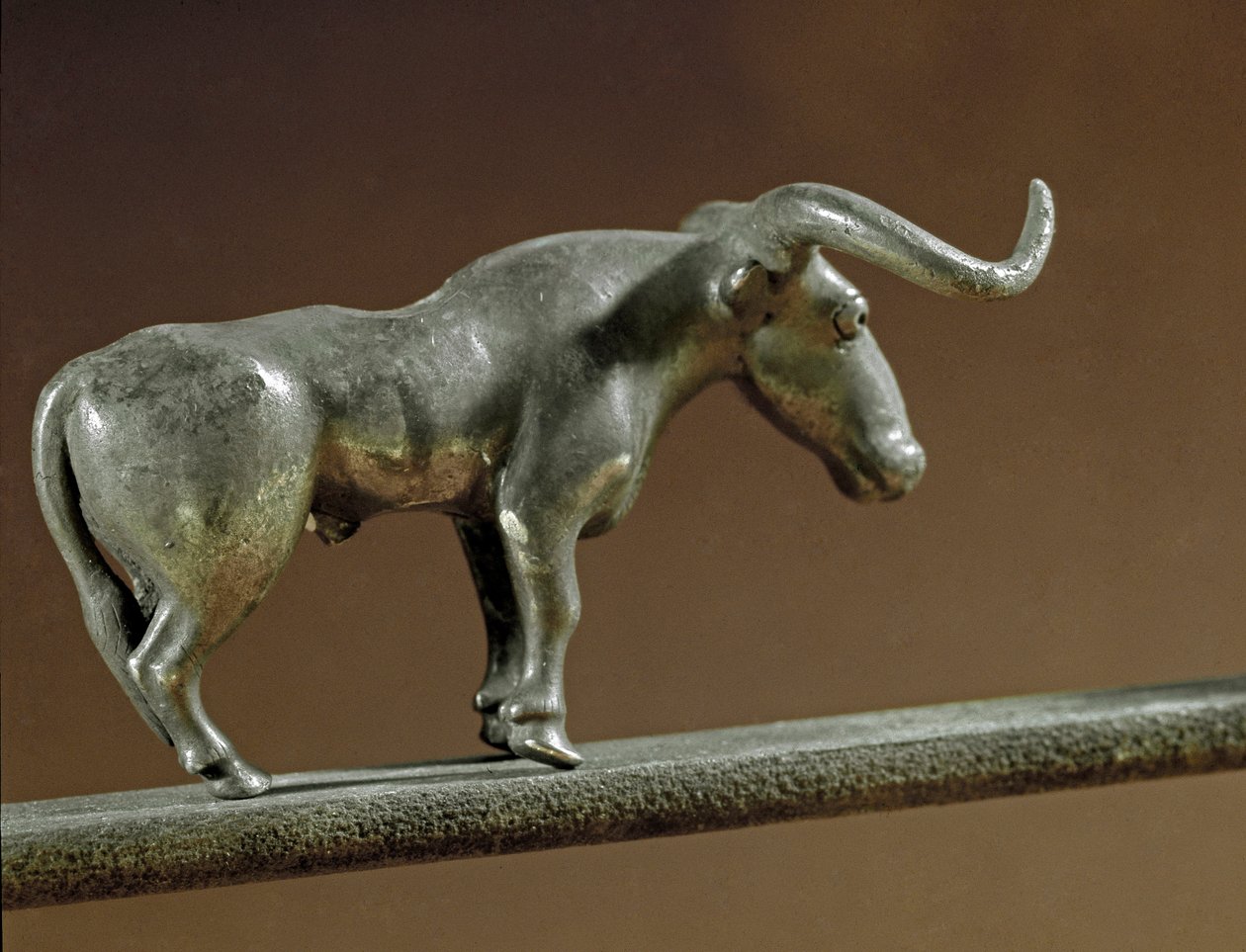 Pré-história: estátua de touro prateado do túmulo de Maikop (Cáucaso). 3000-2500 AC Eneolítico, Idade do Cobre. São Petersburgo, Museu Hermitage, Rússia de Prehistoric Prehistoric