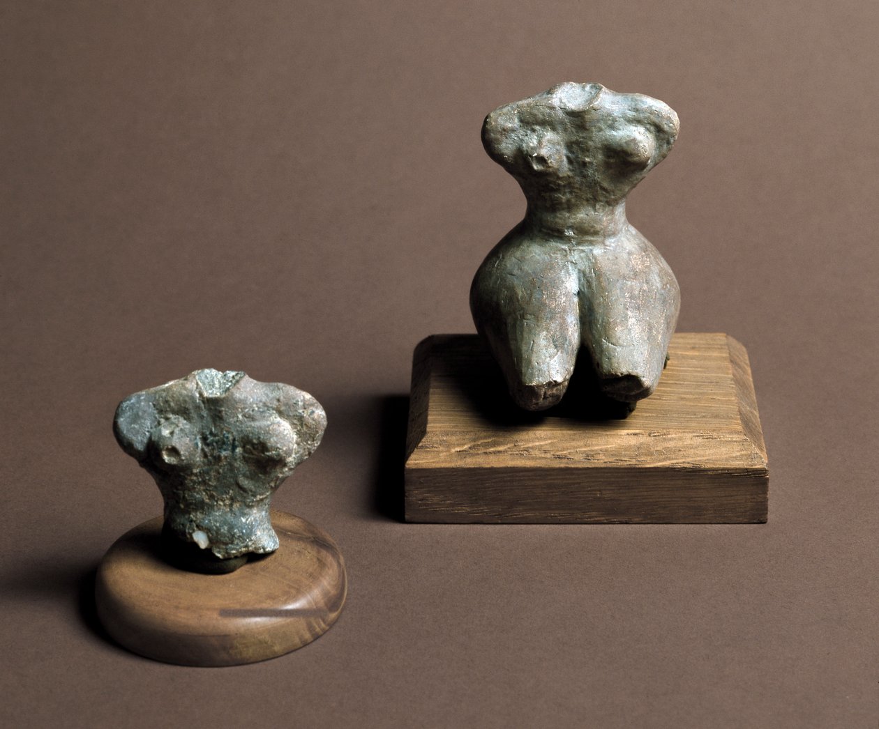 Pré-história: pequeno ídolo (esquerda) datado do Neolítico Médio. Reconstituição à direita. Da Caverna Delle Arene em Candide (Ligúria). Pegli, Museo Villa Pallavicini de Prehistoric Prehistoric