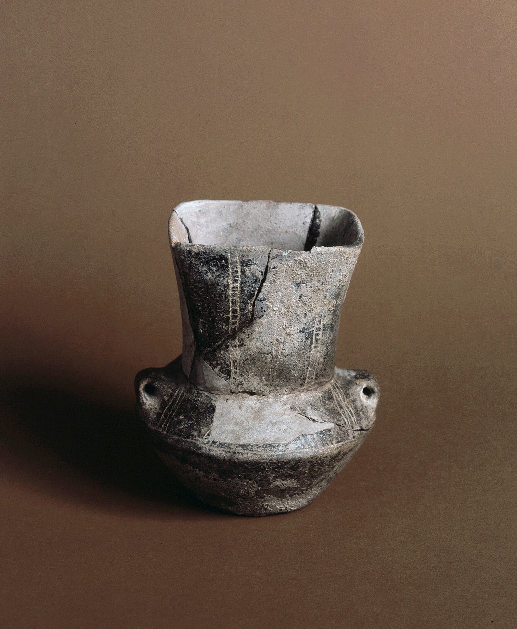 Pré-história: vaso de abertura quadrada com grafite neolítico da Caverna Delle Arene em Candide (Ligúria). Pegli, Museo Villa Pallavicini de Prehistoric Prehistoric
