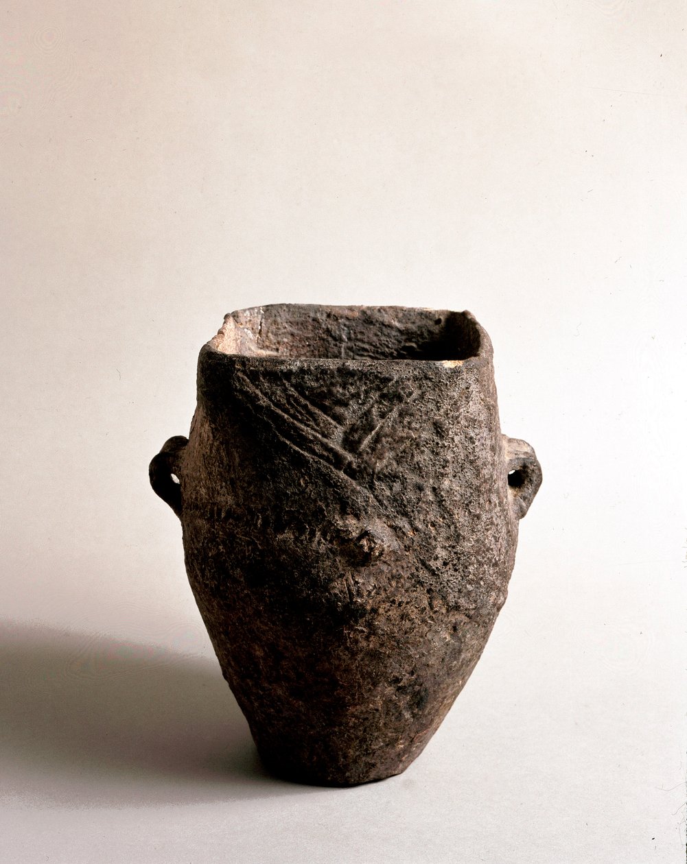 Pré-história: vaso de terracota com abertura quadrada da era neolítica da Caverna Delle Arene em Candide (Ligúria). Pegli, Museo Villa Pallavicini de Prehistoric Prehistoric