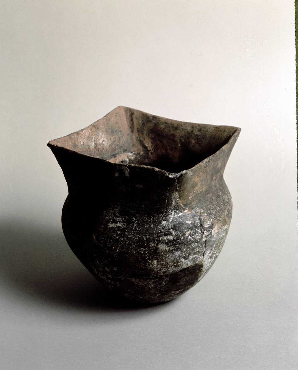 Pré-história: vaso de terracota com abertura quadrada da era neolítica da Caverna Delle Arene em Candide (Ligúria). Pegli, Museo Villa Pallavicini de Prehistoric Prehistoric