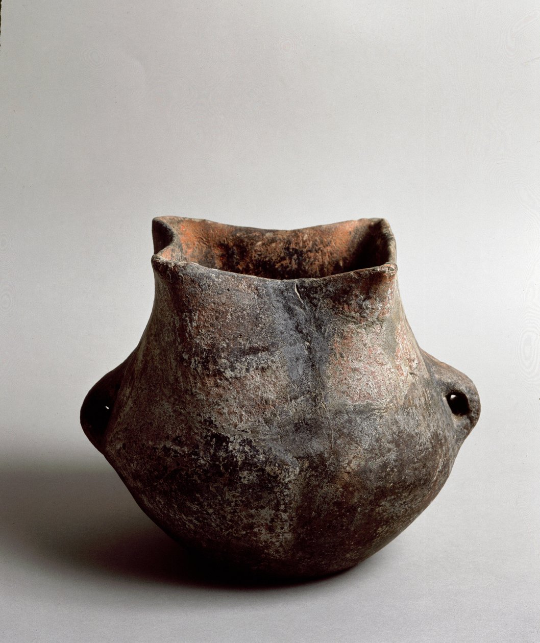 Pré-história: vaso de terracota com abertura quadrada da era neolítica da Caverna Delle Arene em Candide (Ligúria). Pegli, Museo Villa Pallavicini de Prehistoric Prehistoric