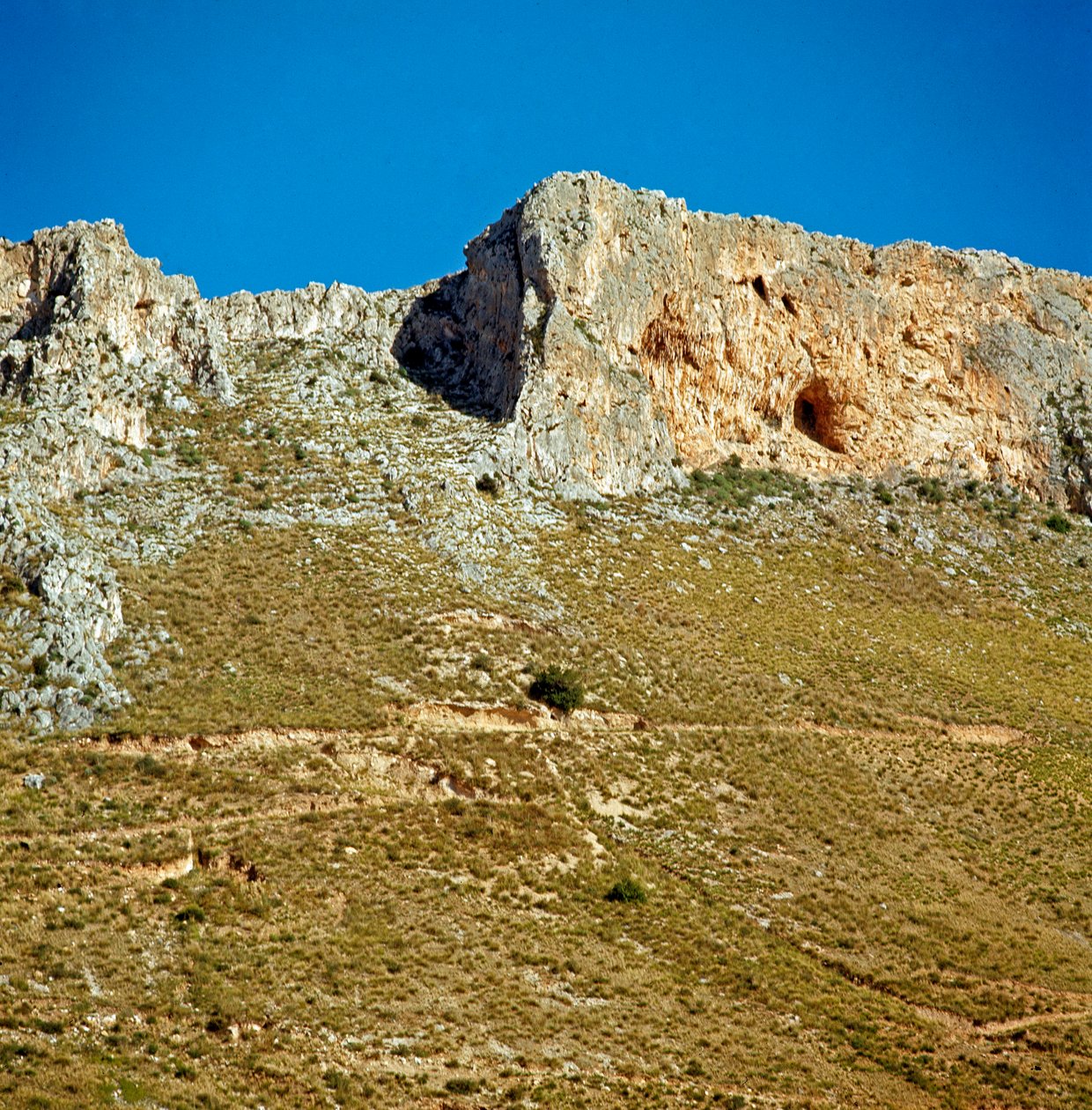 Pré-história: o creta do Monte Palmeto com uma caverna que data do período Paleolítico. Monte Palmeto, Palermo (Palermo), Itália de Prehistoric Prehistoric