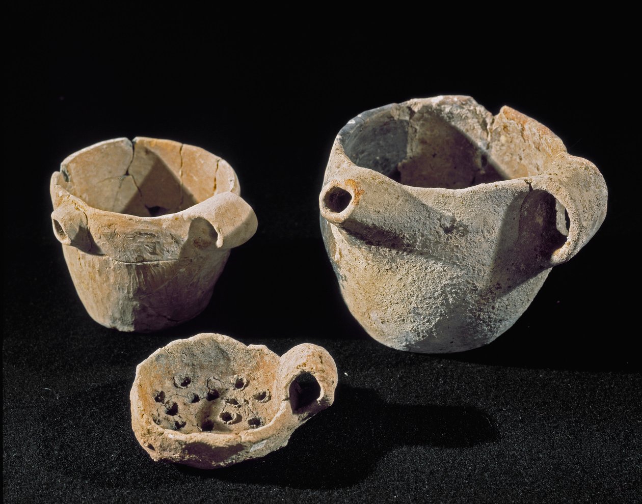 Pré-história: vários acessórios de mesa. Idade do Ferro. Da Umbria. Perugia, Museu Nacional de Arqueologia da Umbria de Prehistoric Prehistoric