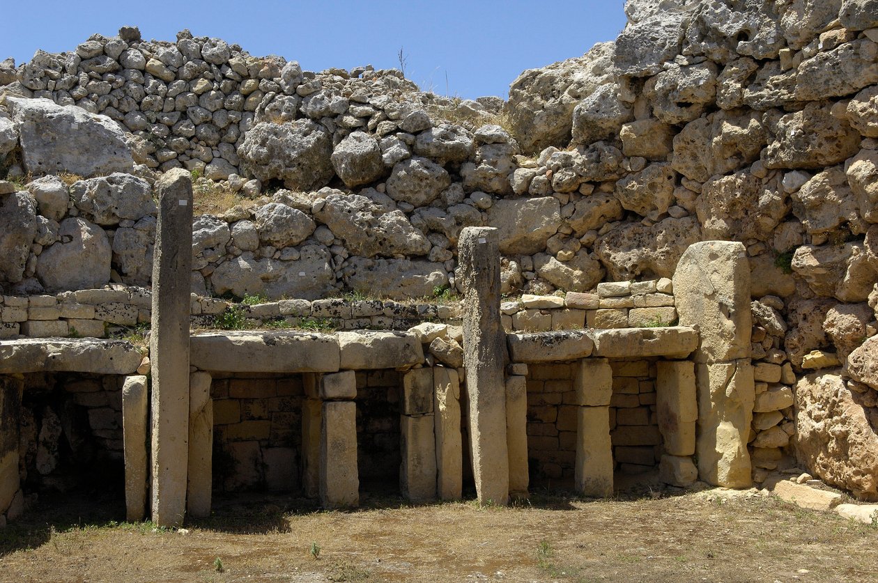 Pré-história: vista do templo megalítico de Ggantija, datado do Neolítico (3500-2600 AC), ilha de Gozo, Malta (foto) de Prehistoric Prehistoric