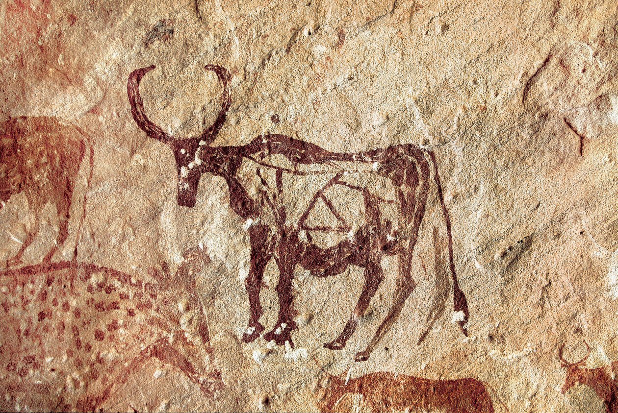 Pintura rupestre: representação de um cervídeo. Caverna de Tadrart Acacus Líbia de Prehistoric Prehistoric