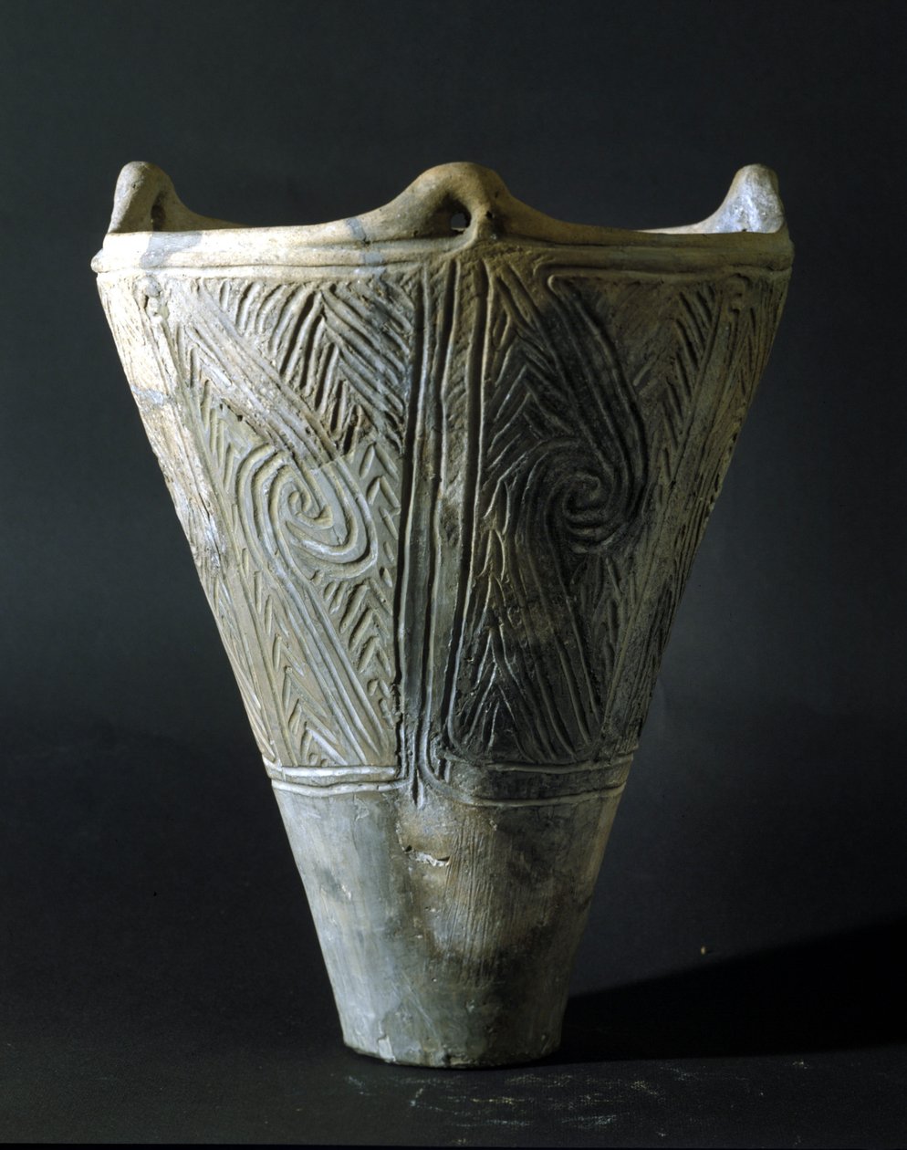 Jarra de terracota do período Jomon (período da pré-história no Japão). Roma, Museu Nacional de Arte Oriental. de Prehistoric Prehistoric