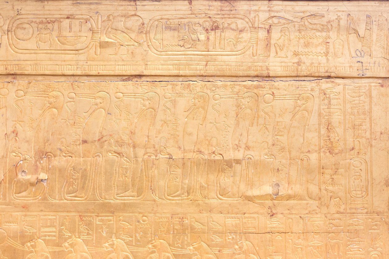 O santuário exterior dourado da câmara funerária de Tutankhamun, Museu Egípcio, Cairo, Egipto de Prehistoric Prehistoric
