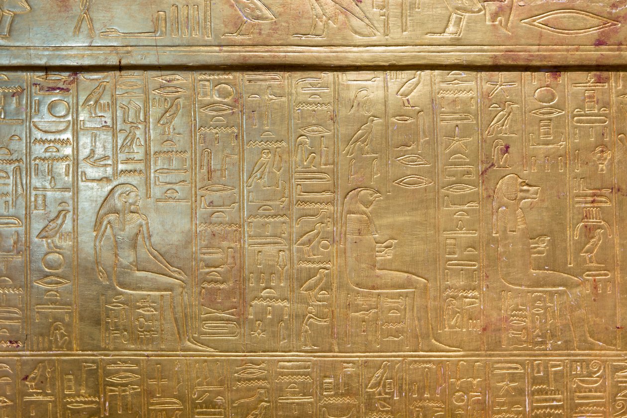 O santuário exterior dourado da câmara funerária de Tutankhamun, Museu Egípcio, Cairo, Egipto de Prehistoric Prehistoric
