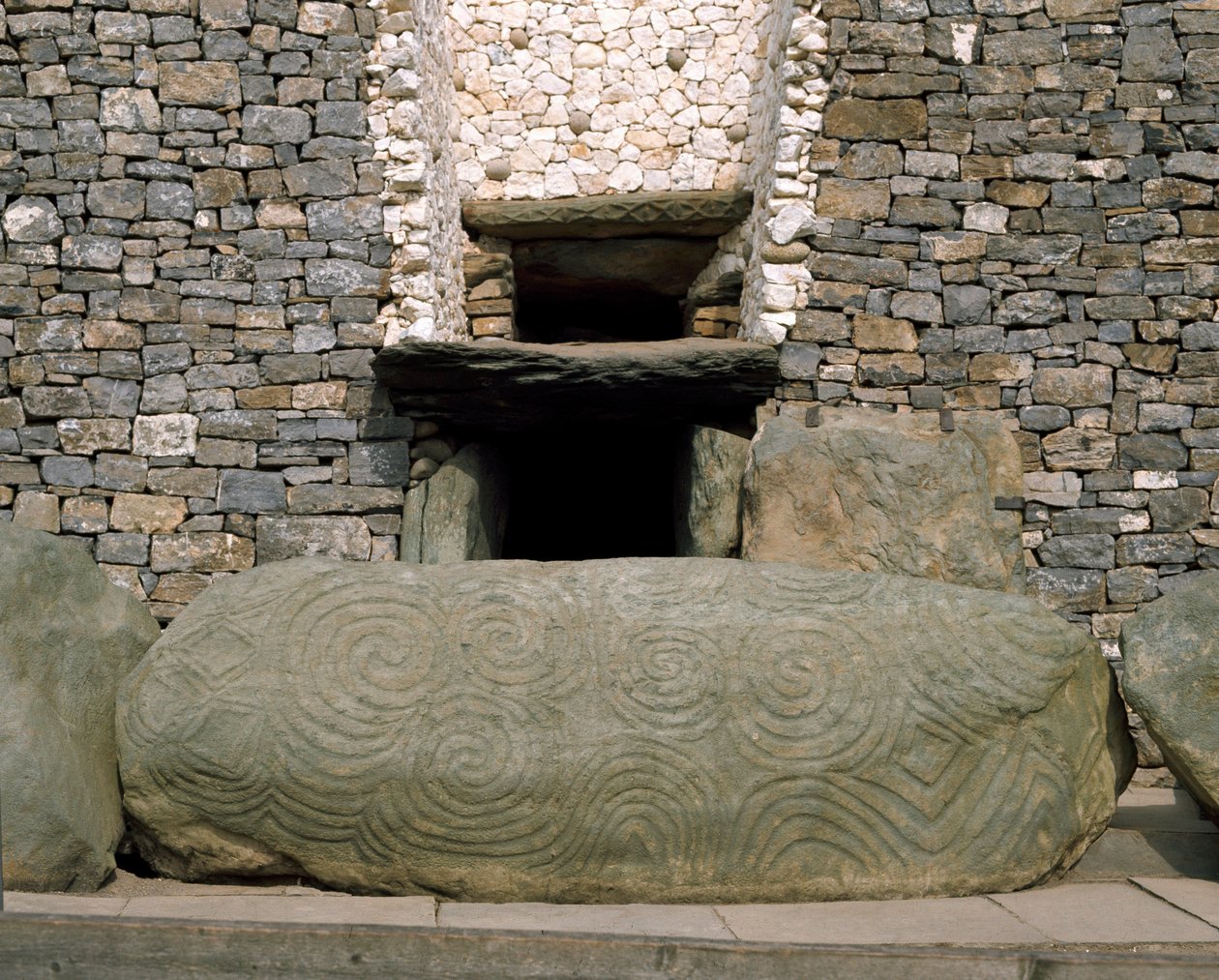Vista da entrada do monumento pré-histórico em Newgrange, 3200 a.C. de Prehistoric Prehistoric