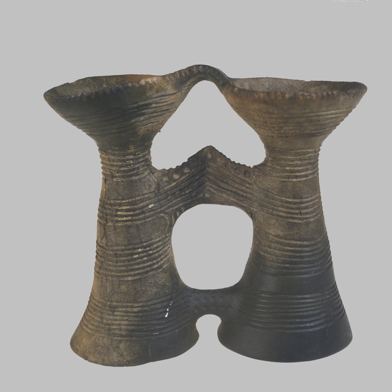 Embarcação de forma binocular, 4400-4200 aC de Prehistoric Russian Culture