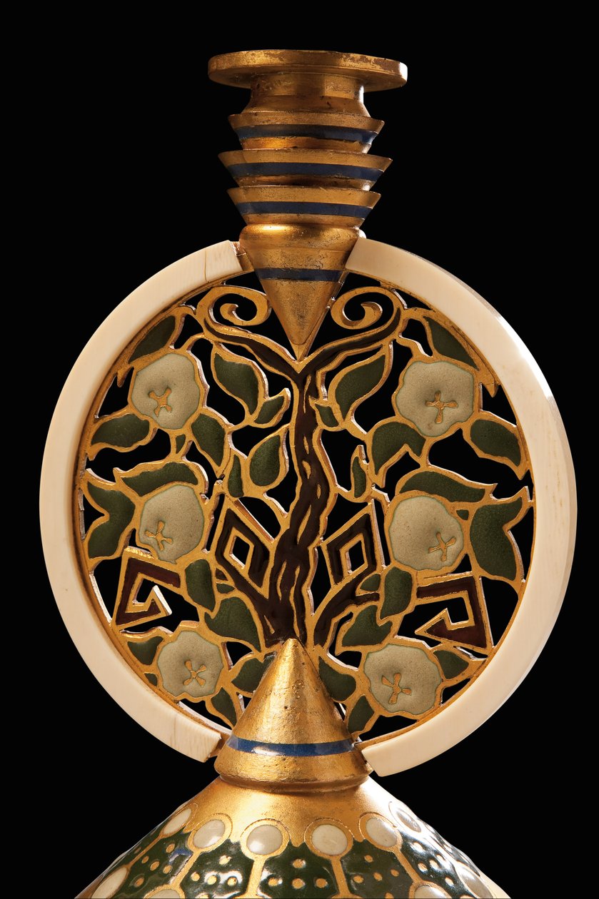 Detalhe de um esmalte de bronze dourado e castiçal de marfim de Princess Maria Tenisheva
