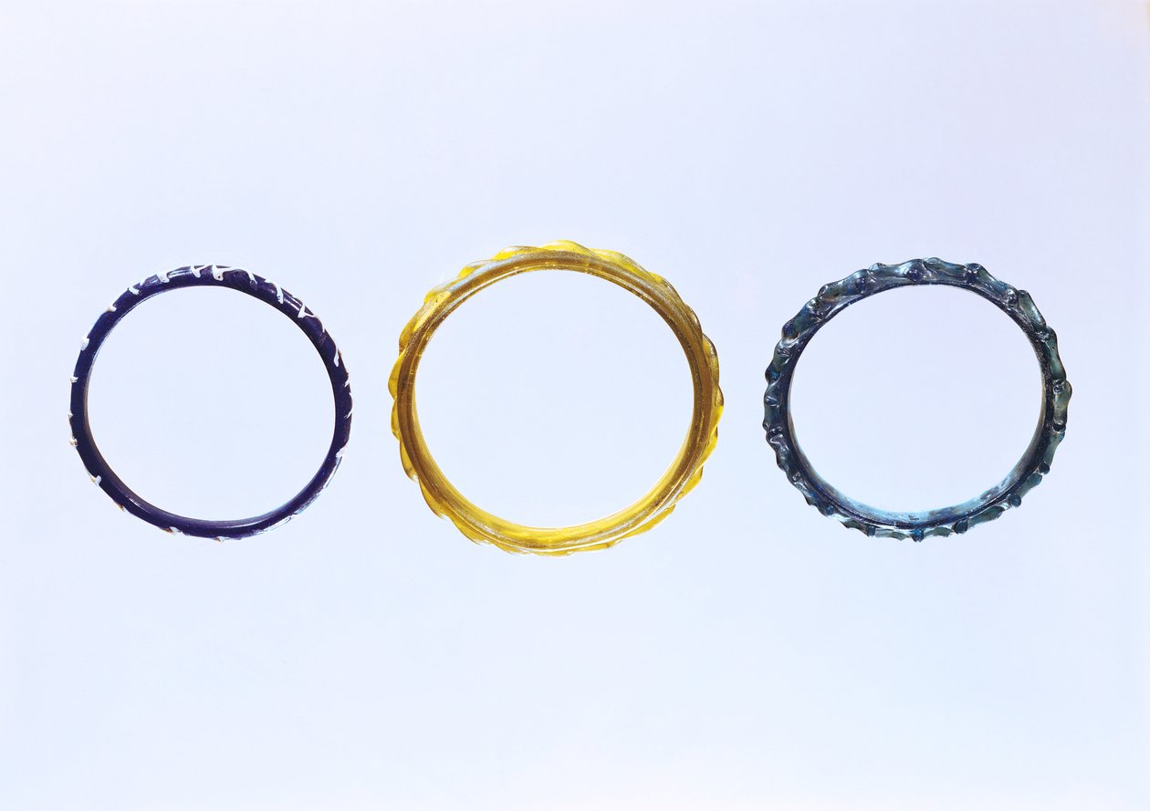 Três braceletes, de Mathay-Mandeure, do século II a II aC (vidro e esmalte) de Protohistoric