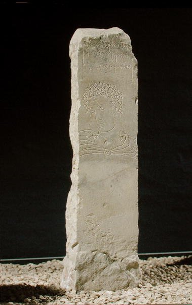 Estela votiva, de Cartago, Tunísia (calcário) de Punic