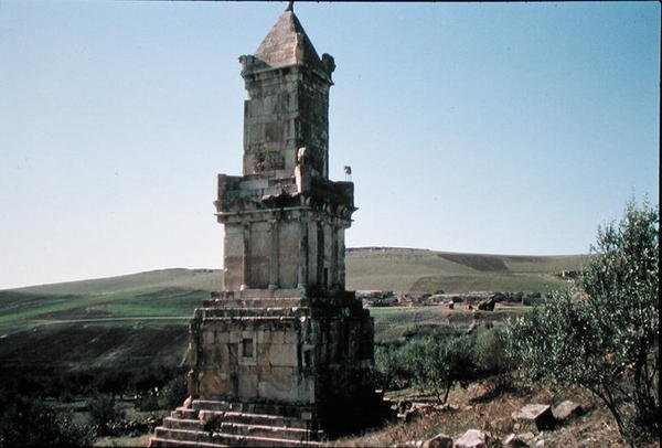Monumento conhecido como o Mausoléu de Atban (foto) de Punic
