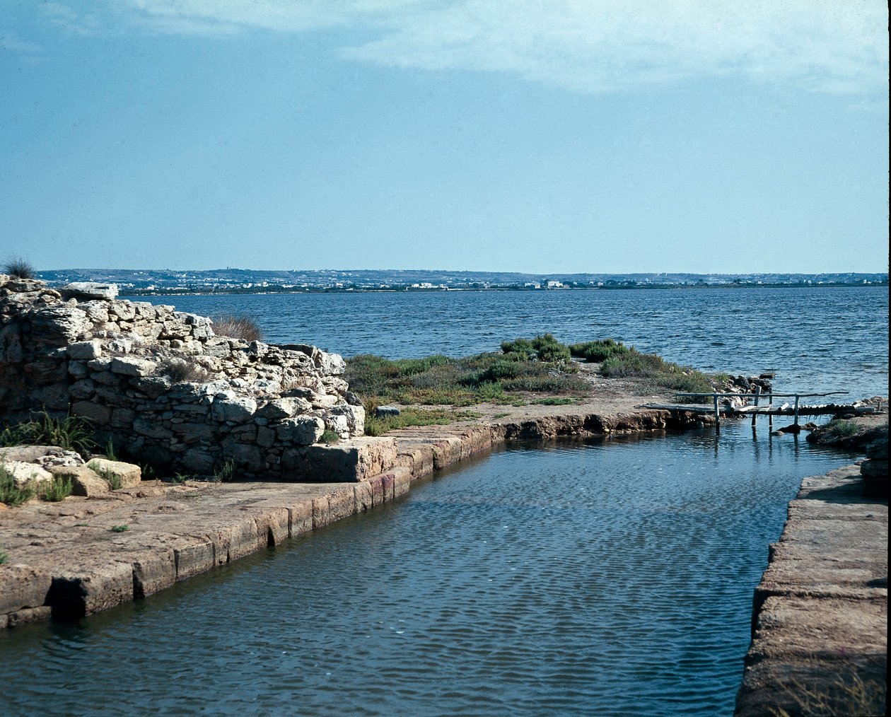 Vista do gótico (Khoton) na ilha de Mozia (Motya, Mozzia ou Motia), antiga cidade Púnica fundada no século VIII a.C. Sicília de Punic Punic