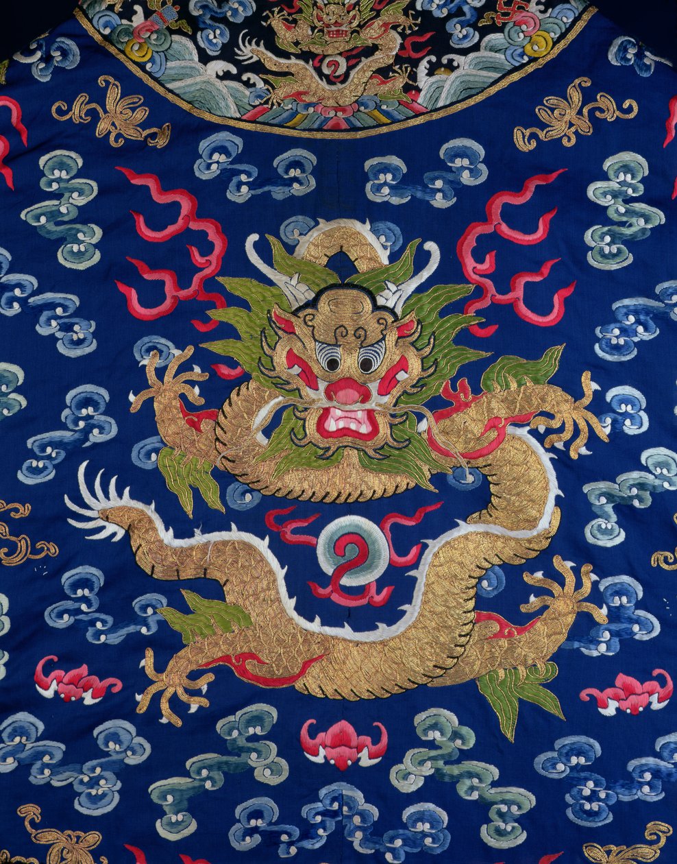 Um robe de dragão Kesi azul-terra bordado, detalhe de dragão de Qing Dynasty Chinese School