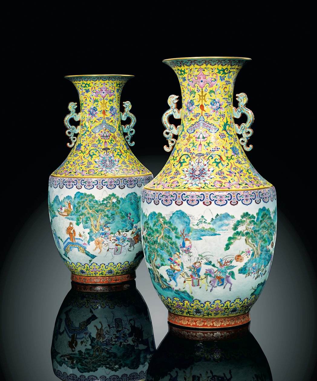 Um par de vasos de rosas da família imperial (cerâmica) de Qing Dynasty   Jiaqing Period Chinese School