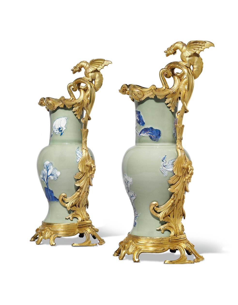 Um par de velas Luís XV, porcelana 1662-1722, montagens c.1745-49 (porcelana montada em Ormolu) de Qing Dynasty   Kangxi Period Chinese School