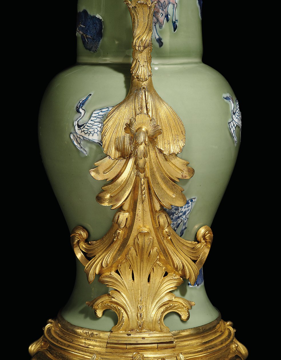 Uma de um par de velas Luís XV, porcelana 1662-1722, monta c.1745-49 (porcelana montada em ormolu) de Qing Dynasty   Kangxi Period Chinese School