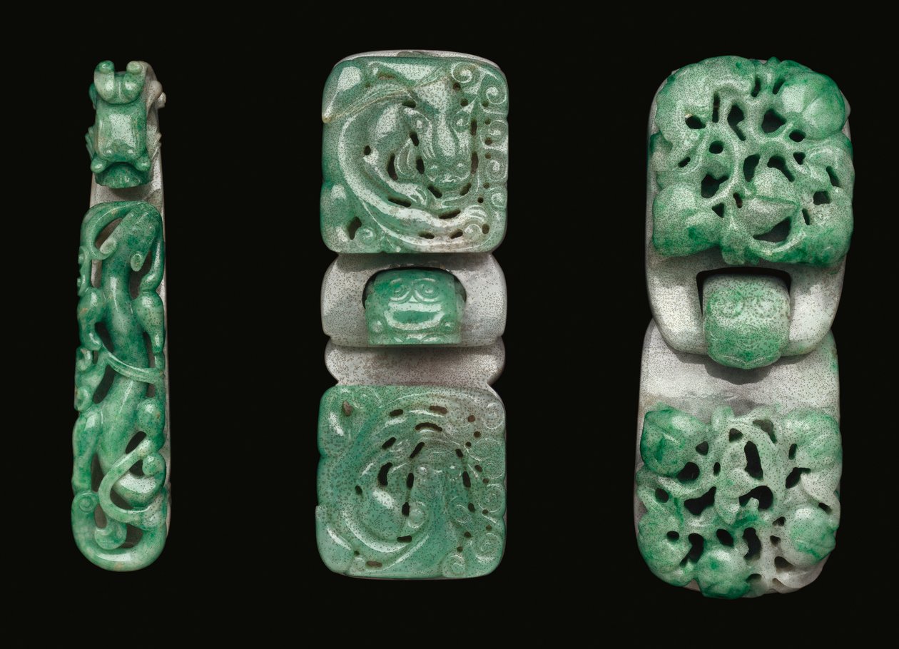 Um grupo de ganchos e fivelas de jadeíte de Qing Dynasty Chinese School
