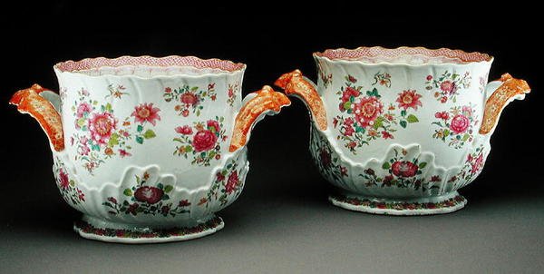 Um par de refrigeradores familiares de vinho rosa, c.1775 (porcelana) de Qing Dynasty Chinese School