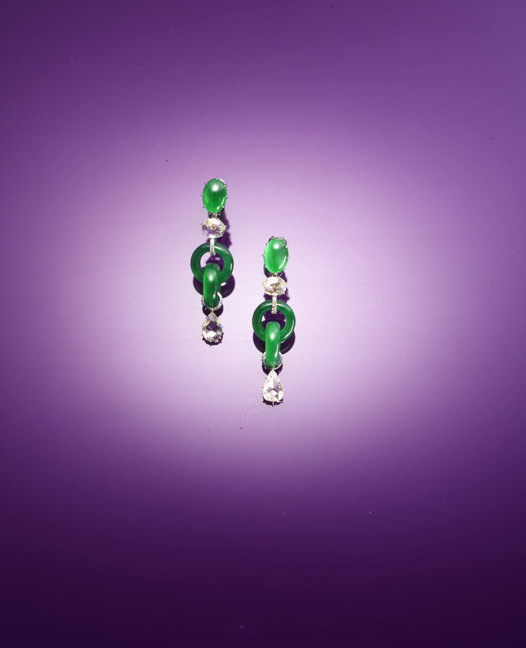 Um par excepcional de brincos pendentes de argola dupla (jadeíte e diamantes) de Qing Dynasty Chinese School