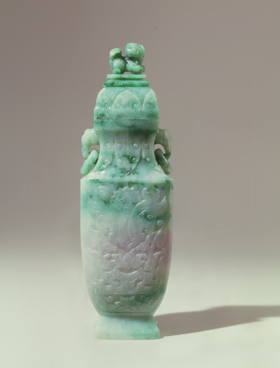 Vaso balaústre e tampa em forma de cúpula, final da Dinastia Qing (esmeralda e jade branco) de Qing Dynasty Chinese School