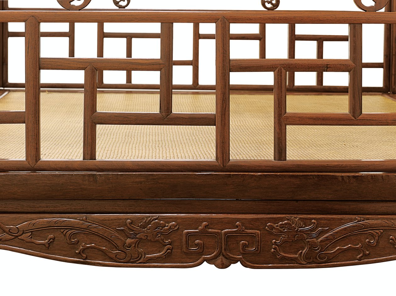 Detalhe de uma cama de dossel Huanghuali de seis postes, Dinastia Jiazichuang Qing (madeira) (ver também 469034) de Qing Dynasty Chinese School