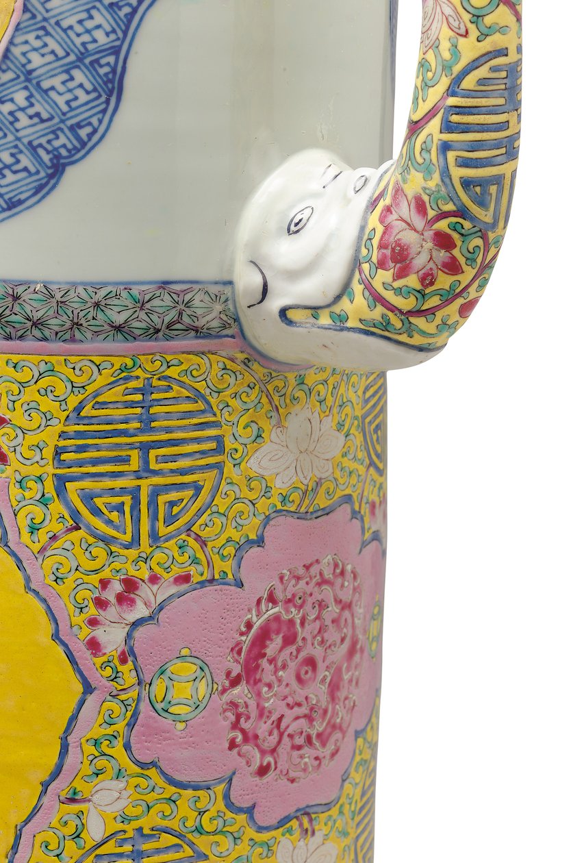 Detalhe de um par de capas e capas de capuzes e capas da família rosa &39;boné de monge&39; (Duomuhu) de Qing Dynasty Chinese School