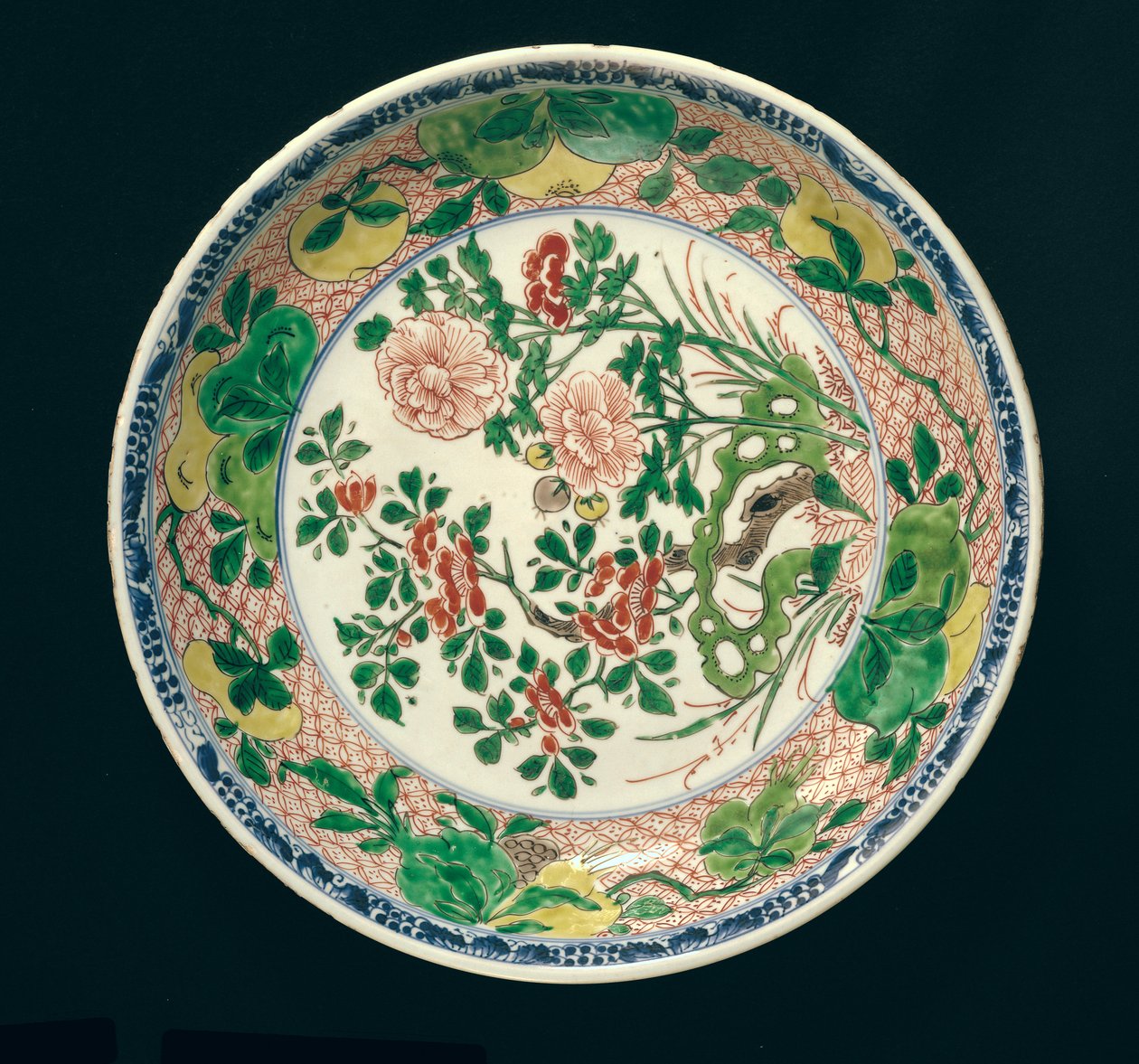 Prato com decoração famille verte, período Kangxi, 1662-1722 (cerâmica) de Qing Dynasty Chinese School