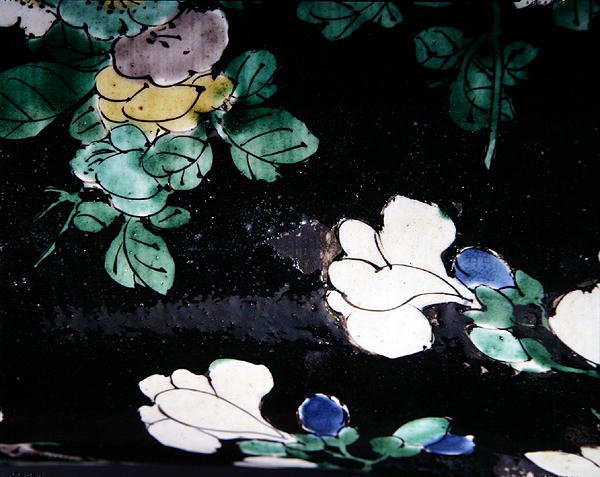 Grande Famille Noire Yen Vase, período Kangxi (1662-1722) (porcelana) (detalhe de 272191) de Qing Dynasty Chinese School