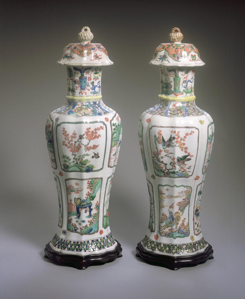 Par de Vasos e Coberturas Familiares de Exportação Chinesa, período Kangxi (1662-1722) (porcelana) (ver também 272196) de Qing Dynasty Chinese School