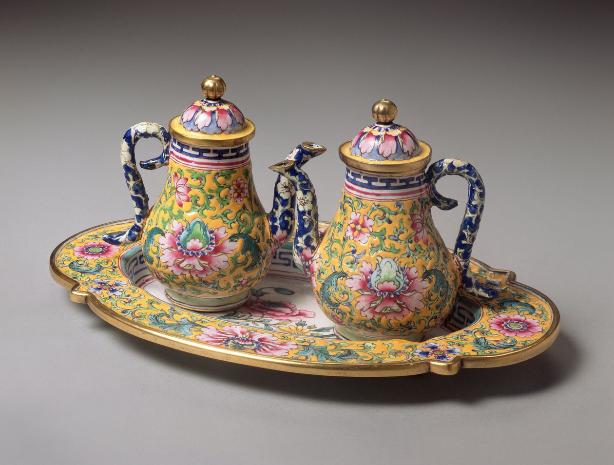 Par de Ewers Miniatura e Bandeja, período Qianlong (1736-95) (esmalte) de Qing Dynasty Chinese School